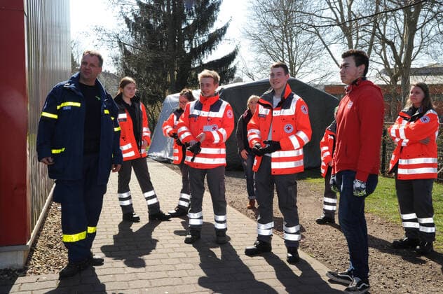 20 helpers from THW, DRK, DRLG and the fire brigade will help to set up the beds in the gymnasium in Marpingen on Thursday 02 04 2020 The gymnasium is to serve as a care centre for corona patients A total of 42 beds will be collected by helpers from hospitals and nursing homes and brought to the gymnasium and set up bub