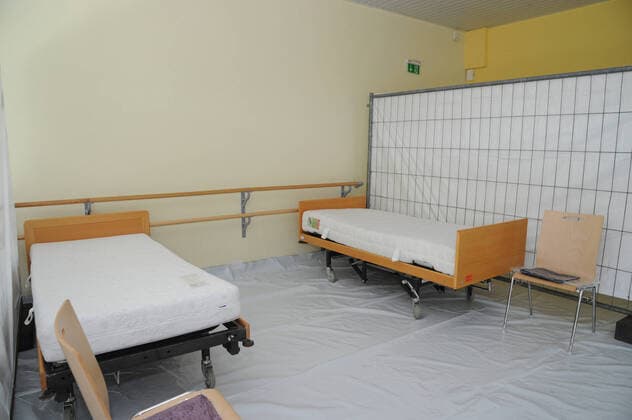 20 helpers from THW, DRK, DRLG and the fire brigade will help to set up the beds in the gymnasium in Marpingen on Thursday 02 04 2020 The gymnasium is to serve as a care centre for corona patients A total of 42 beds will be collected by helpers from hospitals and nursing homes and brought to the gymnasium and set up bub