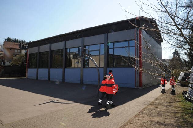 20 helpers from THW, DRK, DRLG and the fire brigade will help to set up the beds in the gymnasium in Marpingen on Thursday 02 04 2020 The gymnasium is to serve as a care centre for corona patients A total of 42 beds will be collected by helpers from hospitals and nursing homes and brought to the gymnasium and set up bub