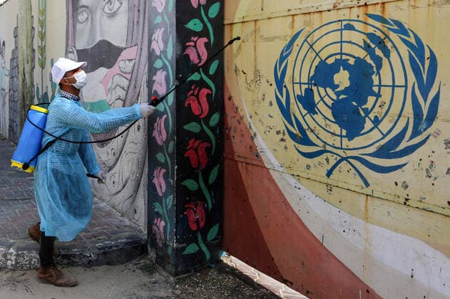 News Themen der Woche KW13 News Bilder des Tages April 2, 2020, Dair Al Balah, Gaza Strip, Palestinian Territory: Palestinian workers spray disinfectant outside an UNRWA school as a preventive measure amid fears of the spread of the coronavirus disease (COVID-19), in Dair Al Balah in the center of Gaza strip, on April 2, 2020 Dair Al Balah Palestinian Territory - ZUMAap3_ 20200402_zaf_ap3_079 Copyright: xAshrafxAmrax
