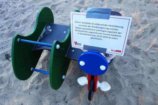 Closed childrens playground Cautionary measure in consequence of the corona epidemic Corona crisis Virus Corona pandemic Corona restrictions Fear of the corona virus Protection against the corona virus Berlin, Germany, DEU, GER, 01 04 2020 Berlin Mitte Information sign Cl