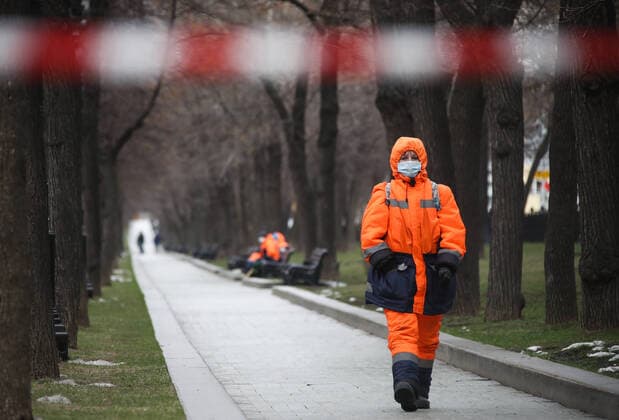 MOSCOW, RUSSIA - APRIL 2, 2020: A utility worker seen in a taped off Tverskoi Boulevard. The Moscow authorities imposed home isolation for all Moscow residents, regardless of their age, and restrictions on movement within the city, effective since March 30, 2020, as a measure to contain the spread of the COVID-19 coronavirus infection. Violations of the stay-at-home order carry fines ranging from 1,000 to 40,000 rubles for non-infected people, and up to 1m rubles or imprisonment for up to 3 years for infected people, depending on the severity of consequences. Valery Sharifulin TASS TS0D4365