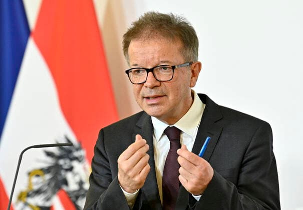 Vienna 02 04 2020, Federal Chancellery, Vienna, AUT, Acute Developments on Corona Disease in Austria, Press Conference, in picture Health Minister Rudolf Anschober Gruene Health Minister Rudolf Anschober Gruene during a press conference of Austrian Goverment about the Coronavirus Pandemic at the Federal Chancellery in Vienna, Austria on 2020 04 02  EP_Pool