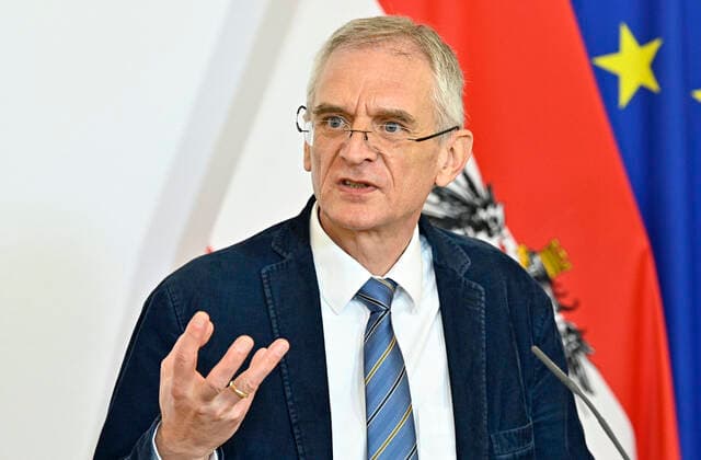 Vienna 02 04 2020, Federal Chancellery, Vienna, AUT, Acute developments on corona disease in Austria, press conference, in picture Franz Allerberger AGES Franz Allerberger AGES during a press conference of Austrian Goverment about the coronavirus pandemic at the Federal Chancellery in Vienna, Austria on 2020 04 02  EP_Pool