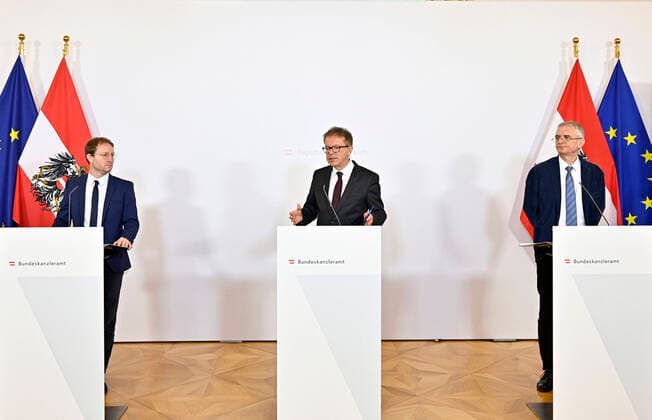 Vienna 02 04 2020, Federal Chancellery, Vienna, AUT, Current developments on corona disease in Austria, press conference, in picture from left, Bernhard Benka Coronavirus Taskforce , Health Minister Rudolf Anschober Gruene , Franz Allerberger AGES from left, Bernhard Benka Coronavirus Taskforce , Health Minister Rudolf Anschober Gruene EP_Pool