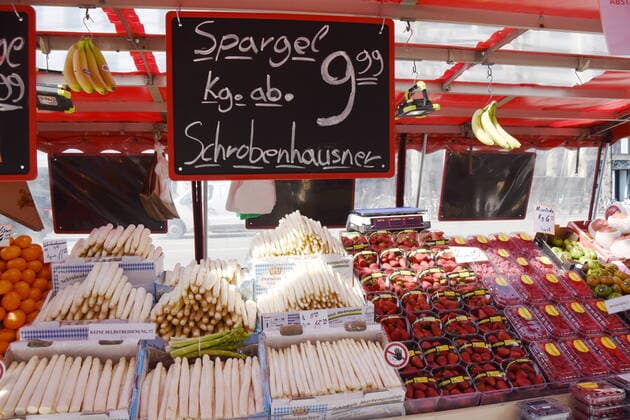 Leopoldstrasse Fruit stall With Schrobenhausner asparagus offer Munich 02 04 20 Munich
