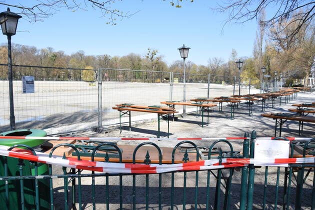 Desludging Maintenance of Kleinhesseloher See Kuffler Seeehaus and Wegen Coronavirus Closed beer garden Munich 02 04 20 English Garden Munich