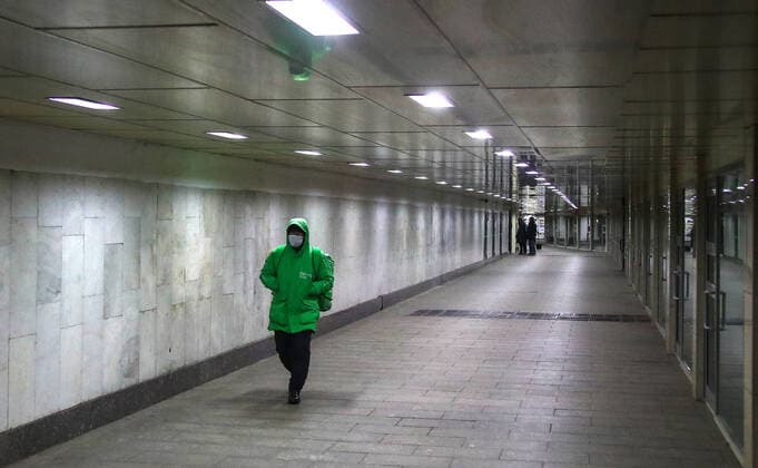MOSCOW, RUSSIA - APRIL 2, 2020: A courier of a food delivery dervice seen in an underground passage. The Moscow authorities imposed home isolation for all Moscow residents, regardless of their age, and restrictions on movement within the city, effective since March 30, 2020, as a measure to contain the spread of the COVID-19 coronavirus infection. Violations of the stay-at-home order carry fines ranging from 1,000 to 40,000 rubles for non-infected people, and up to 1m rubles or imprisonment for up to 3 years for infected people, depending on the severity of consequences. Valery Sharifulin TASS TS0D43B8