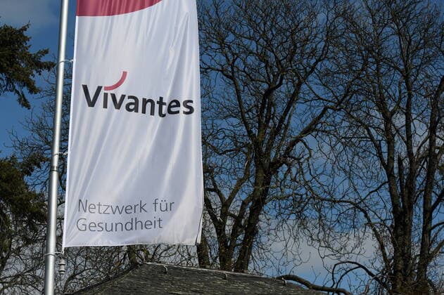 Banner of the Vivantes clinic group belonging to the state of Berlin, here in front of the Wenckebach Klinikum Vivantes Banner