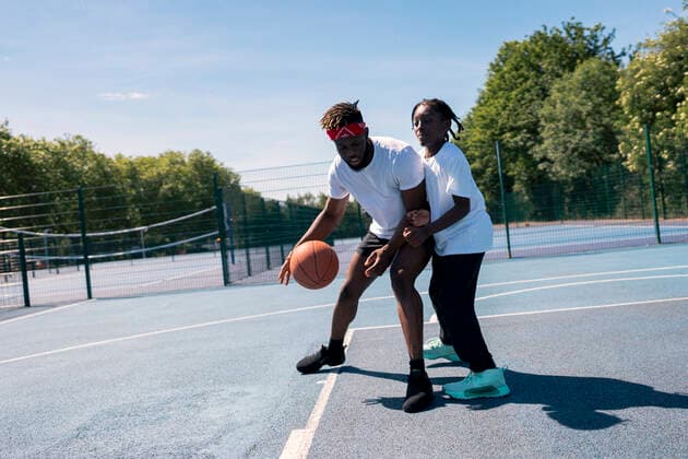 IMAGO Creative: Lokalhelden - Jugendsportbildung Father and son playing basketball on basketball court model released Symbolfoto  JPIF00507