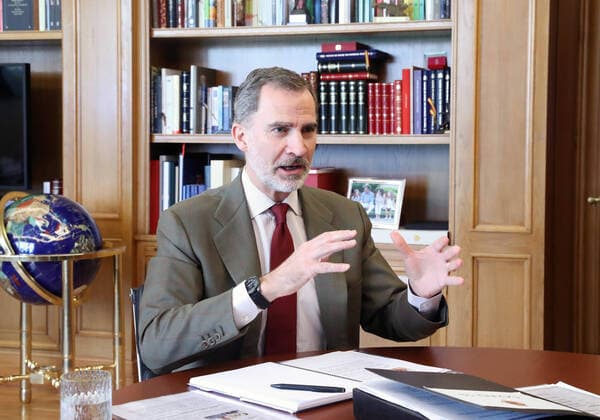 News Bilder des Tages 02-04-2020 King Felipe attends a videoconference with members of the Virgen de las Vinas de Tomelloso olive oil factory at Zarzuela Palace in Madrid, Spain  Copyright: xPPEx