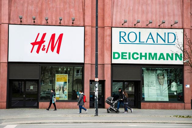 Closed shop of H M and Deichmann in Berlin on 2 April 2020 In order to slow down the spread of the coronavirus SARS CoV 2, the federal and state governments decided on further restrictions After museums, theatres, sporting events etc. were banned, further tightened measures have be