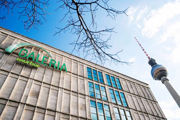 Galeria Kaufof and Fernsehturm in Berlin on 2 April 2020 In order to slow down the spread of the coronavirus SARS CoV 2, the federal and state governments decided on further restrictions After museums, theatres, sporting events etc. were banned, further tightened measures have been in force f