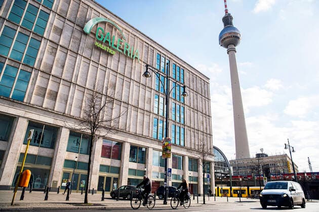 Galeria Kaufof and Fernsehturm in Berlin on 2 April 2020 In order to slow down the spread of the coronavirus SARS CoV 2, the federal and state governments decided on further restrictions After museums, theatres, sporting events etc. were banned, further tightened measures have been in force f