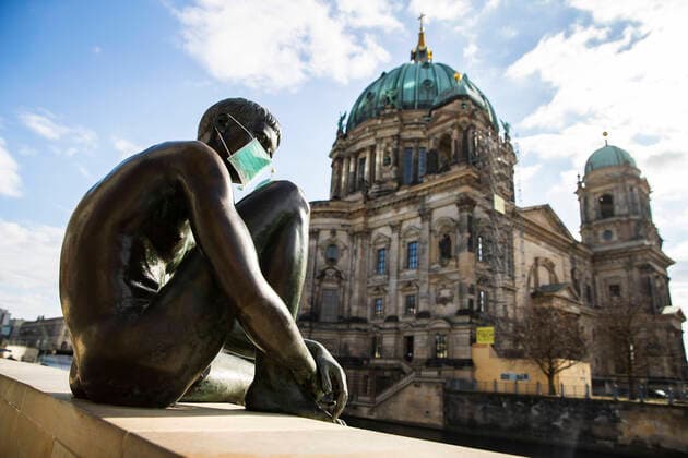 Picture of a statue with a face mask on the bank of the Spree in Berlin on April 2, 2020 In order to slow down the spread of the coronavirus SARS CoV 2, the federal and state governments decided on further restrictions After museums, theatres, sporting events etc. we
