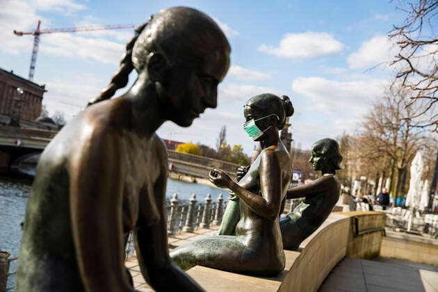 Picture of a statue with a face mask on the bank of the Spree in Berlin on April 2, 2020 In order to slow down the spread of the coronavirus SARS CoV 2, the federal and state governments decided on further restrictions After museums, theatres, sporting events etc. we