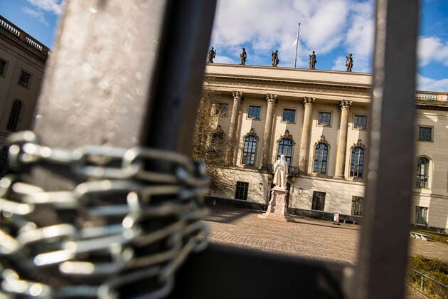 Humboldt University closed on Unter den Linden in Berlin on April 2, 2020 In order to slow down the spread of the coronavirus SARS CoV 2, the federal and state governments decided on further restrictions After museums, theatres, sporting events, etc. were ban