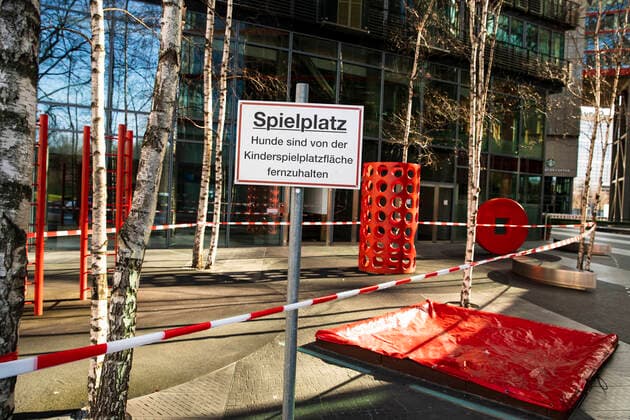 Closed playground in Berlin on April 2, 2020 To slow down the spread of the coronavirus SARS CoV 2, the federal and state governments decided on further restrictions After museums, theatres, sporting events etc. were banned, further tightened measures have been in force for a few days, such as a ban