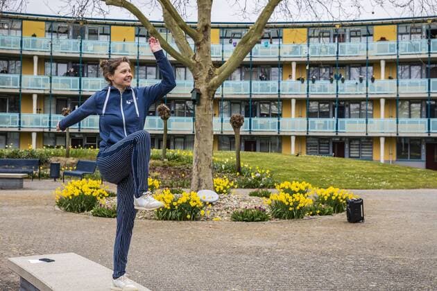 2020-04-02 14:02:45 Nederland,, Nijmegen, 02-04-2020 - Fysiotherapie Jacobslaan Nijmegen hield op het middenterrein van seniorencomplex De Ring in Nijmegen een half uur gym en beweging voor ouderen. Foto: Marcel Krijgsman Hollandse Hoogte  Copyright: xx x409224859x