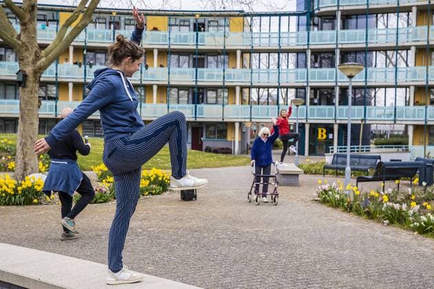 2020-04-02 14:02:59 Nederland,, Nijmegen, 02-04-2020 - Fysiotherapie Jacobslaan Nijmegen hield op het middenterrein van seniorencomplex De Ring in Nijmegen een half uur gym en beweging voor ouderen. Foto: Marcel Krijgsman Hollandse Hoogte  Copyright: xx x409224873x