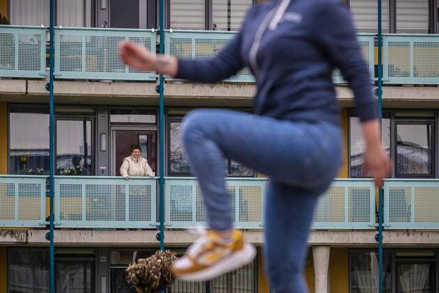 2020-04-02 14:11:58 Nederland,, Nijmegen, 02-04-2020 - Fysiotherapie Jacobslaan Nijmegen hield op het middenterrein van seniorencomplex De Ring in Nijmegen een half uur gym en beweging voor ouderen. Foto: Marcel Krijgsman Hollandse Hoogte  Copyright: xx x409224879x