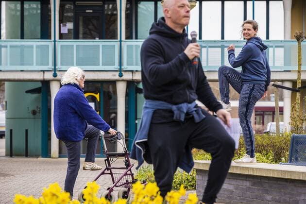 2020-04-02 14:12:48 Nederland,, Nijmegen, 02-04-2020 - Fysiotherapie Jacobslaan Nijmegen hield op het middenterrein van seniorencomplex De Ring in Nijmegen een half uur gym en beweging voor ouderen. Foto: Marcel Krijgsman Hollandse Hoogte  Copyright: xx x409224886x