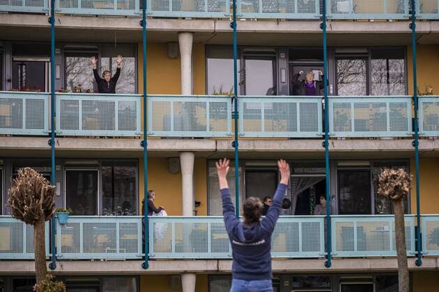 News Bilder des Tages 2020-04-02 14:14:35 Nederland,, Nijmegen, 02-04-2020 - Fysiotherapie Jacobslaan Nijmegen hield op het middenterrein van seniorencomplex De Ring in Nijmegen een half uur gym en beweging voor ouderen. Foto: Marcel Krijgsman Hollandse Hoogte  Copyright: xx x409224892x