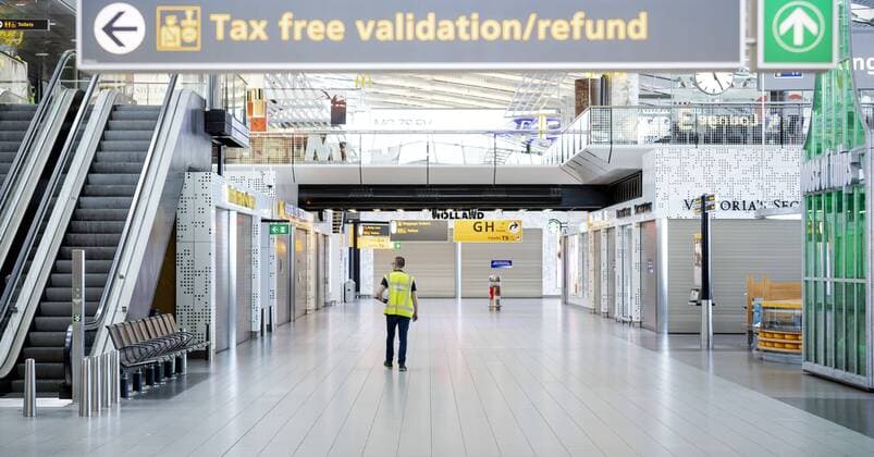 2020-04-02 11:25:37 SCHIPHOL - Gesloten gates en vertrekhallen op Schiphol in tijden van het coronavirus. De luchthaven krimpt in tot wat de luchthaven zelf noemt Kern-Schiphol. Dat betekent dat de faciliteiten voor vertrekkende reizigers in afgeslankte vorm verdergaan. ANP ROBIN VAN LONKHUIJSEN  Copyright: xANPxRobinxvanxLonkhuijsenx x409215350x