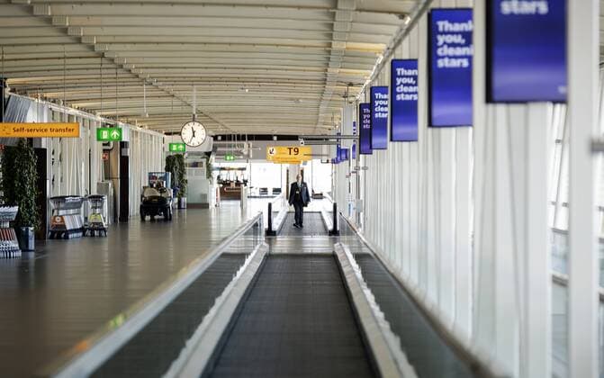 2020-04-02 11:33:46 SCHIPHOL - Gesloten gates en vertrekhallen op Schiphol in tijden van het coronavirus. De luchthaven krimpt in tot wat de luchthaven zelf noemt Kern-Schiphol. Dat betekent dat de faciliteiten voor vertrekkende reizigers in afgeslankte vorm verdergaan. ANP ROBIN VAN LONKHUIJSEN  Copyright: xANPxRobinxvanxLonkhuijsenx x409215414x