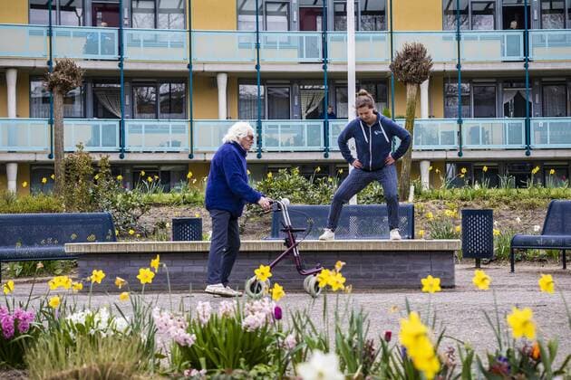 2020-04-02 14:19:46 Nederland,, Nijmegen, 02-04-2020 - Fysiotherapie Jacobslaan Nijmegen hield op het middenterrein van seniorencomplex De Ring in Nijmegen een half uur gym en beweging voor ouderen. Foto: Marcel Krijgsman Hollandse Hoogte  Copyright: xx x409224905x