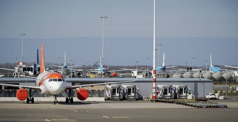 2020-04-02 11:47:15 SCHIPHOL - Vliegtuigen aan gesloten gates op Schiphol in tijden van het coronavirus. De luchthaven krimpt in tot wat de luchthaven zelf noemt Kern-Schiphol. Dat betekent dat de faciliteiten voor vertrekkende reizigers in afgeslankte vorm verdergaan. ANP ROBIN VAN LONKHUIJSEN  Copyright: xANPxRobinxvanxLonkhuijsenx x409215647x
