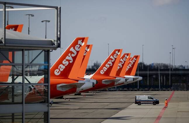 2020-04-02 11:50:30 SCHIPHOL - Vliegtuigen aan gesloten gates op Schiphol in tijden van het coronavirus. De luchthaven krimpt in tot wat de luchthaven zelf noemt Kern-Schiphol. Dat betekent dat de faciliteiten voor vertrekkende reizigers in afgeslankte vorm verdergaan. ANP ROBIN VAN LONKHUIJSEN  Copyright: xANPxRobinxvanxLonkhuijsenx x409215827x