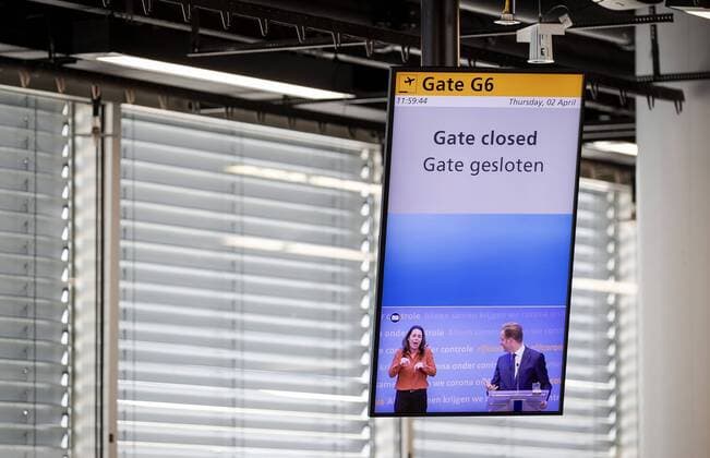 2020-04-02 11:59:20 SCHIPHOL - Gesloten gates en vertrekhallen op Schiphol in tijden van het coronavirus. De luchthaven krimpt in tot wat de luchthaven zelf noemt Kern-Schiphol. Dat betekent dat de faciliteiten voor vertrekkende reizigers in afgeslankte vorm verdergaan. ANP ROBIN VAN LONKHUIJSEN  Copyright: xANPxRobinxvanxLonkhuijsenx x409215850x