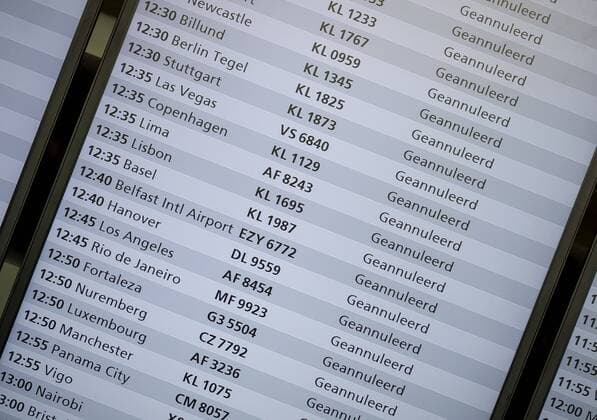 2020-04-02 12:05:04 SCHIPHOL - Vertrek en aankomstborden in de gesloten gates en vertrekhallen op Schiphol in tijden van het coronavirus. De luchthaven krimpt in tot wat de luchthaven zelf noemt Kern-Schiphol. Dat betekent dat de faciliteiten voor vertrekkende reizigers in afgeslankte vorm verdergaan. ANP ROBIN VAN LONKHUIJSEN  Copyright: xANPxRobinxvanxLonkhuijsenx x409216174x