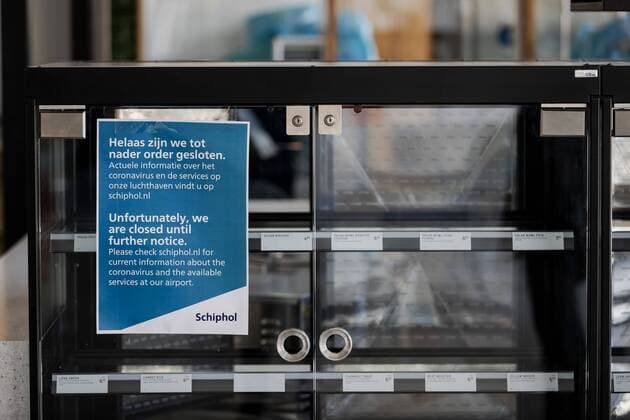 2020-04-02 12:07:28 SCHIPHOL - Vliegtuigen aan gesloten gates op Schiphol in tijden van het coronavirus. De luchthaven krimpt in tot wat de luchthaven zelf noemt Kern-Schiphol. Dat betekent dat de faciliteiten voor vertrekkende reizigers in afgeslankte vorm verdergaan. ANP ROBIN VAN LONKHUIJSEN  Copyright: xANPxRobinxvanxLonkhuijsenx x409216239x