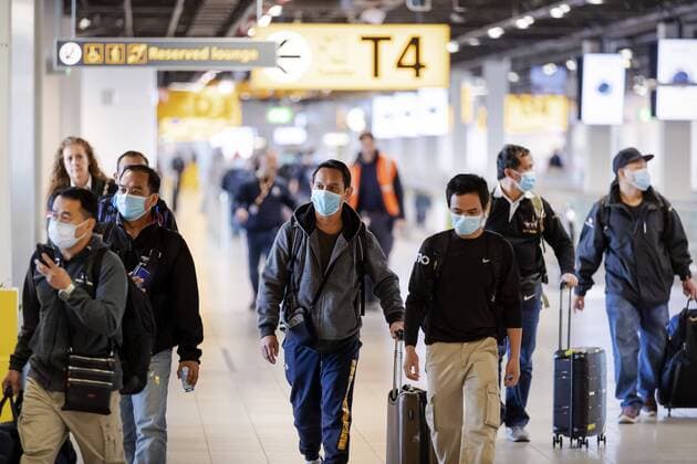 2020-04-02 12:26:41 Passengers, during times of the corona virus, in the gates and departure halls still open at Schiphol, The Netherlands, 02 April 2020. The airport is shrinking to what the airport itself calls Kern-Schiphol. This means that the facilities for departing travelers will continue in a slimmed-down form. ANP ROBIN VAN LONKHUIJSEN  Copyright: xANPxRobinxvanxLonkhuijsenx x409216787x