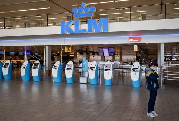 2020-04-02 09:54:00 SCHIPHOL - Lege KLM desk in de vertrekhal van Schiphol in tijden van het coronavirus. De luchthaven krimpt in tot wat de luchthaven zelf noemt Kern-Schiphol. Dat betekent dat de faciliteiten voor vertrekkende reizigers in afgeslankte vorm verdergaan. ANP ROBIN VAN LONKHUIJSEN  Copyright: xANPxRobinxvanxLonkhuijsenx x409217404x