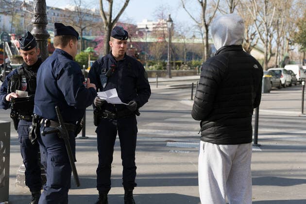 Contrôle attestation déplacement dérogatoire des passants par les CRS Paris 75019 quais de l?Ourcq Coronavirus Covid-19 masques masque urgence sanitaire contrôle d?identité police scène de vie 2 avril 2020 Control certificate of derogatory movement of pedestrians. 253534 2020-04-02 Paris France  Copyright: xCharlottexSchousboex STAR_253534_004