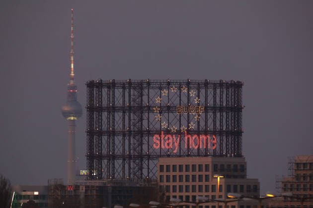 02 04 2020, Berlin, GER View of the Schoeneberg gasometer with the lettering stay home and the Berlin TV tower at dusk Evening, evening, everyday life, outside, outdoor, outdoor shot, Berlin, corona epidemic, corona crisis, corona pandemic, dus