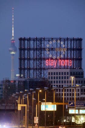 02 04 2020, Berlin, GER View of the Schoeneberg gasometer with the lettering stay home and the Berlin TV tower at dusk Evening, evening, everyday life, outside, outdoor, outdoor shot, Berlin, corona epidemic, corona crisis, corona pandemic, dus
