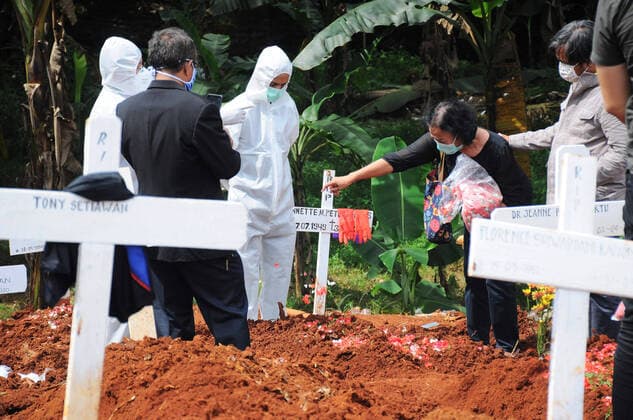 Coronavirus in Indonesien, Beerdigung von Todesopfern in Jakarta April 2, 2020, Jakarta, Indonesia: Church officials (pastor) pray for the corpses of Covid-19 victims who have been buried in Pondok Ranggon Public Cemetery. Today in TPU Pondok Ranggon twenty-one bodies were buried. Jakarta Indonesia - ZUMAr173 20200402_sha_r173_509 Copyright: xDasrilxRoszandix