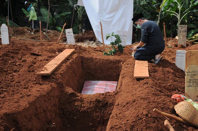 Coronavirus in Indonesien, Beerdigung von Todesopfern in Jakarta April 2, 2020, Jakarta, Indonesia: Family prays over the corpses of Covid-19 victims to be buried in Pondok Ranggon Public Cemetery. Today in TPU Pondok Ranggon twenty-one bodies were buried. Jakarta Indonesia - ZUMAr173 20200402_sha_r173_514 Copyright: xDasrilxRoszandix