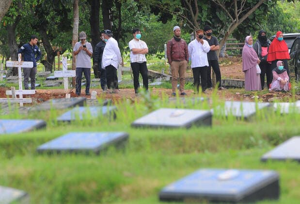Coronavirus in Indonesien, Beerdigung von Todesopfern in Jakarta April 2, 2020, Jakarta, Indonesia: Families of victims watch process of the burial of the corpses of Covid-19 victims who will be buried in Pondok Ranggon Public Cemetery. Today in TPU Pondok Ranggon twenty-one bodies were buried. Jakarta Indonesia - ZUMAr173 20200402_sha_r173_516 Copyright: xDasrilxRoszandix