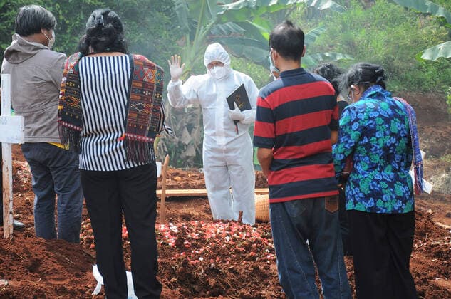 Coronavirus in Indonesien, Beerdigung von Todesopfern in Jakarta April 2, 2020, Jakarta, Indonesia: Church officials (pastor) sprayed disinfectant liquid after praying for the bodies of victims of Covid-19 who had been buried in Pondok Ranggon Public Cemetery. Today in TPU Pondok Ranggon twenty-one bodies were buried. Jakarta Indonesia - ZUMAr173 20200402_sha_r173_523 Copyright: xDasrilxRoszandix