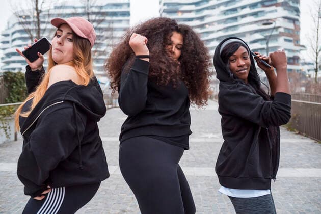 Three sportive young women dancing in the city model released Symbolfoto  MEUF00036