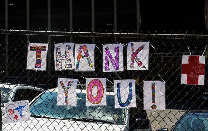 April 2, 2020, New York Manhattan, USA: Newyorker put on the fence a cross street from the NewYork-Presbyterian Columbia University Medical Center to support the nurses and first responders . The COVID-19 death toll in the NYC is 1,374 and 45,707 confirmed cases. 04 02 20 New York Manhattan New York Manhattan USA - ZUMAs252 20200402_znp_s252_026 Copyright: xMarcusxSantosx