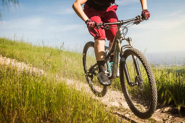 Close-up of mountainbiker riding down dirt path, Santa Cruz, California, USA model released Symbolfoto  MSUF00228