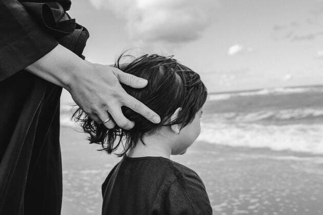 Mother s hand touching little daughter s hair on the beach model released Symbolfoto  OGF00170