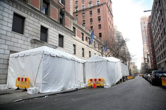 April 2, 2020, New York City, New York, US: Hectic scene at an overwhelmed Lennox Hill Hospital on Manhattan s East-side on 2 April, 2020, with some coronavirus (COVID-19) patients being transported to the hospital and others being moved. Pictured is a refrigerated truck, to be used as a temporary morgue, on stand-by at the hospital. New York City US - ZUMAl135 20200402_zap_l135_026 Copyright: xG.xRonaldxLopezx