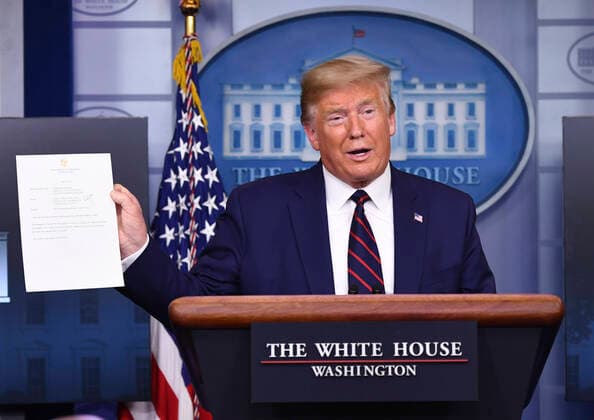 News Bilder des Tages United States President Donald J. Trump holds a memo stating he tested negative during a Coronavirus briefing at the White House on Thursday, April 2, 2020 in Washington, DC. Due to the COVID-19 pandemic, at least 5,700 people have died in the United States with more than 200,000 infected. More than 10 million people have lost their jobs in the U.S. in the past two weeks. Copyright: xKevinxDietschx